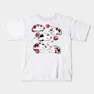 Sleeping cats with wool ball (red) Kids T-Shirt
